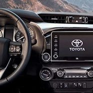 https://www.toyota.com.br/wp-content/uploads/2020/11/tyt_gallery_image_2_120217_hilux-dupla-2021_gallery_01_w1440h448px.jpg