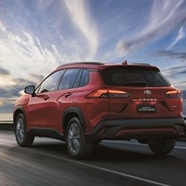 https://www.toyota.com.br/wp-content/uploads/2021/03/tyt_gallery_image_8_121273_corolla-cross-galeria-desk-4_w1440h448px.jpg